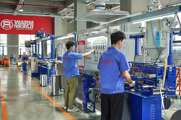 工人在操作電伴熱帶護(hù)套擠出設(shè)備 環(huán)瑞電熱供圖 工人在操作電伴熱帶護(hù)套擠出設(shè)備 環(huán)瑞電熱供圖